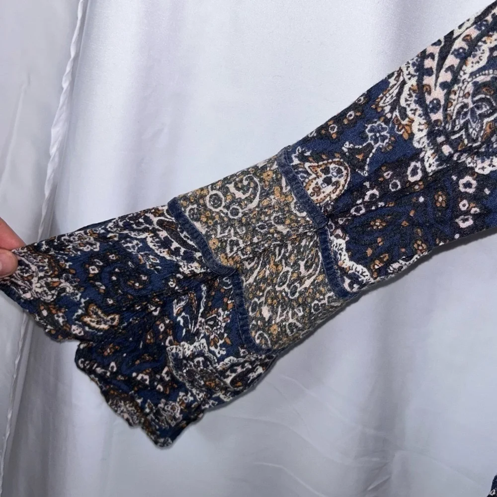 American Eagle Blouse Bell Flare Sleeve Paisley All Over Print Boho V-Neck Shirt